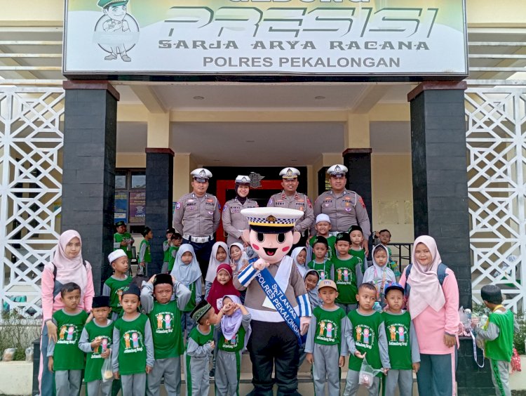 Polsanak Sosialisasi Berlalu Lintas Kepada Siswa TK Muslimat NU Sragi