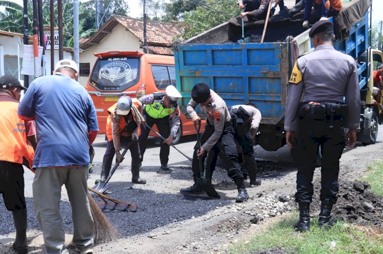 Kanit Turjawali Satlantas Polres Pekalongan Inisiasi Menambal Jalan Rusak Bersama Bina Marga Jawa Tengah