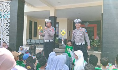 Polsanak Sosialisasi Berlalu Lintas Kepada Siswa TK Muslimat NU Sragi