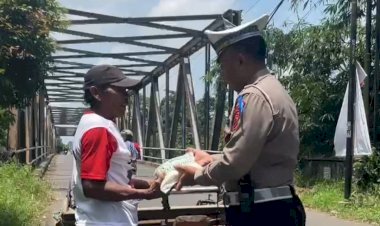 Program Jumat Berkah, Satlantas Polres Pekalongan Berbagi Pada Warga Kurang Mampu