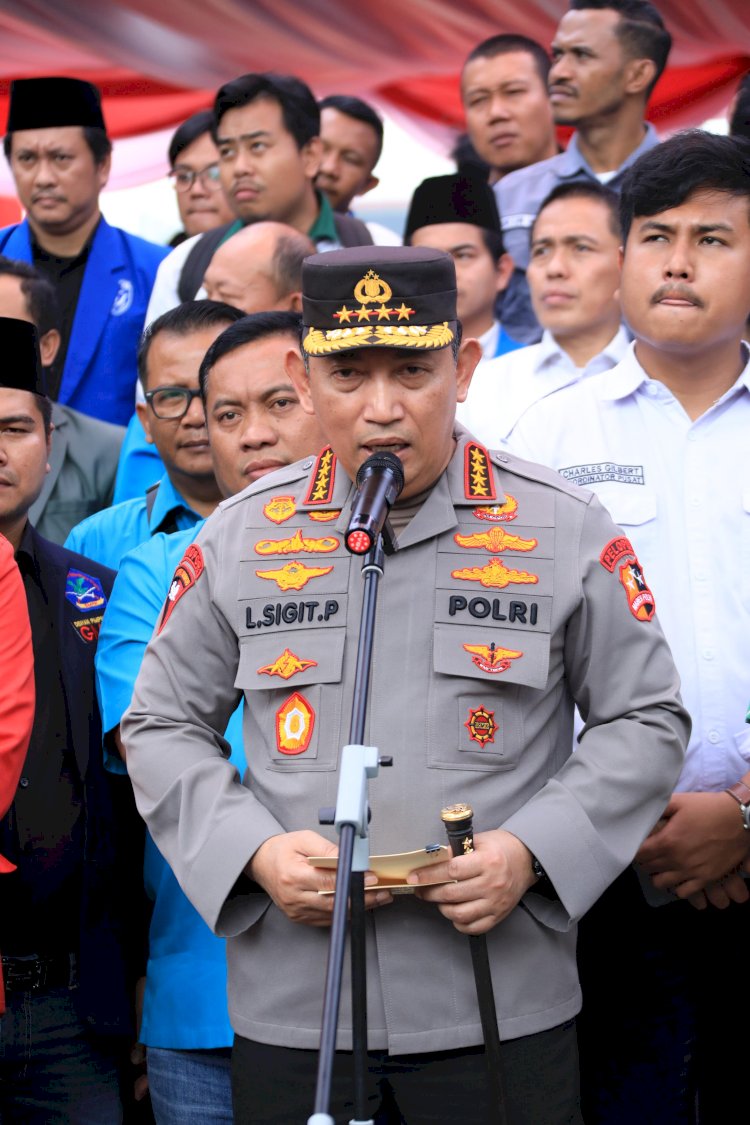 Kapolri dan Panglima TNI Bagikan 161.411 Paket Bansos Jelang Ramadan