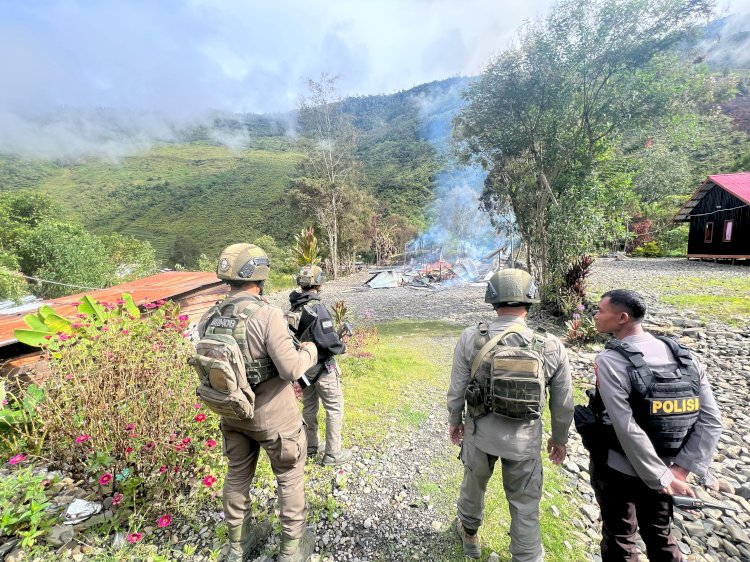 Tim Satgas Operasi Damai Cartenz-2025 Respons Kebakaran Rumah Kosong Dengan Melakukan Penyisiran dan Penyelidikan