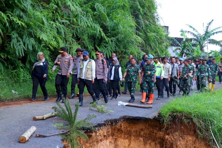 Kapolda Jateng Tinjau Lokasi Longsor Pekalongan