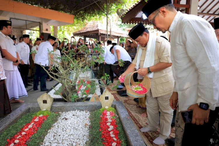 Prabowo ke Ponpes Tebuireng dan Ziarah ke Makam Gus Dur