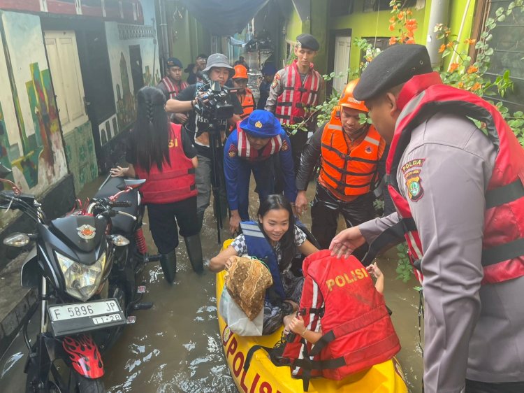 Banjir di Kebon Pala Akibat Luapan Kali Ciliwung, Dit Samapta Polda Metro Jaya Gelar Patroli