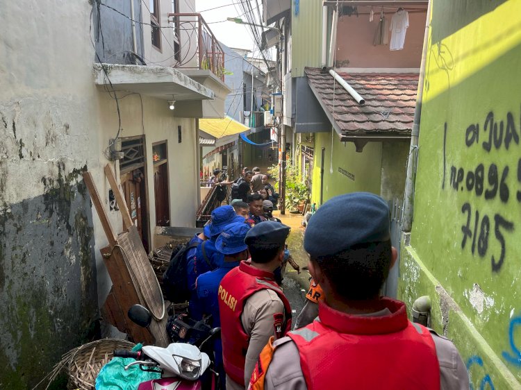 Brimob Polda Metro Jaya Evakuasi Warga di Kampung Melayu, Banjir Capai 2 Meter