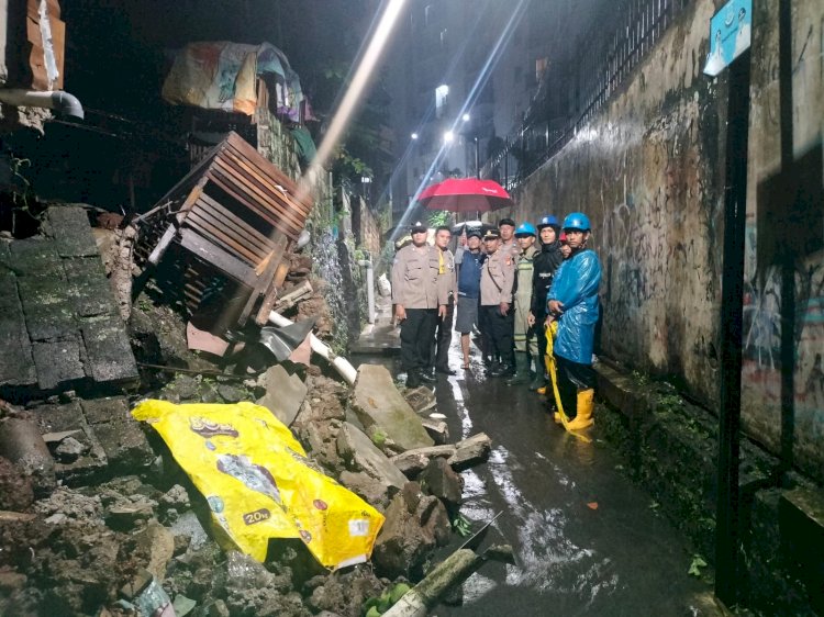 Pondasi Dua Rumah di Ciputat Timur Longsor Akibat Hujan Deras, Warga Diminta Waspada