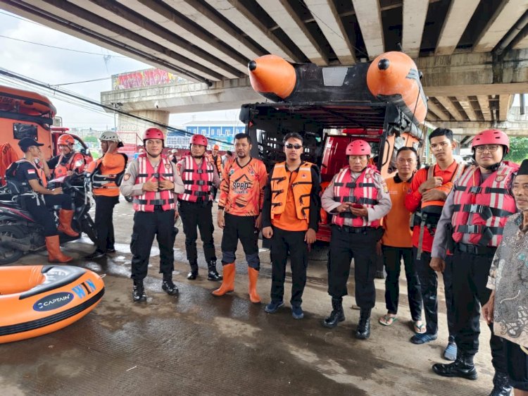 Tim Gabungan Evakuasi Warga Terdampak Banjir di Bantaran Kali Ciliwung
