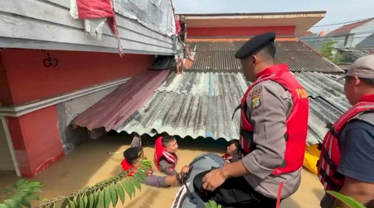Banjir 3 Meter Rendam Perumahan Di Bekasi, Polisi Evakuasi Warga Terjebak Banjir