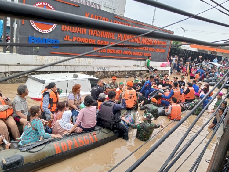 Yonif 202/Tajimalela Evakuasi Korban Bencana Banjir di Kota Bekasi