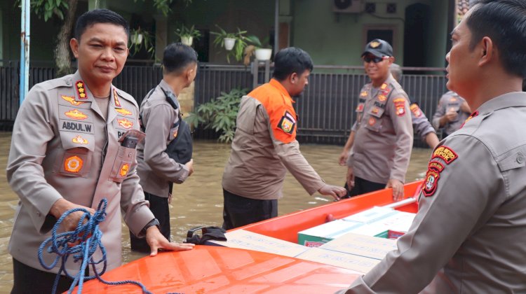 Polri-TNI Bagikan Makanan ke Warga Terdampak Banjir di Sawangan, Depok