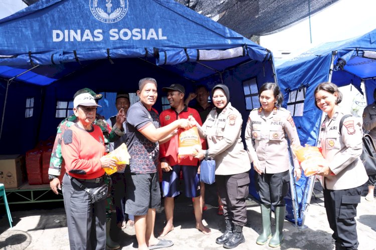 Aksi Peduli! Polwan Polres Jakbar Salurkan Bantuan, Pemeriksaan Kesehatan hingga Trauma Healing untuk Korban Banjir
