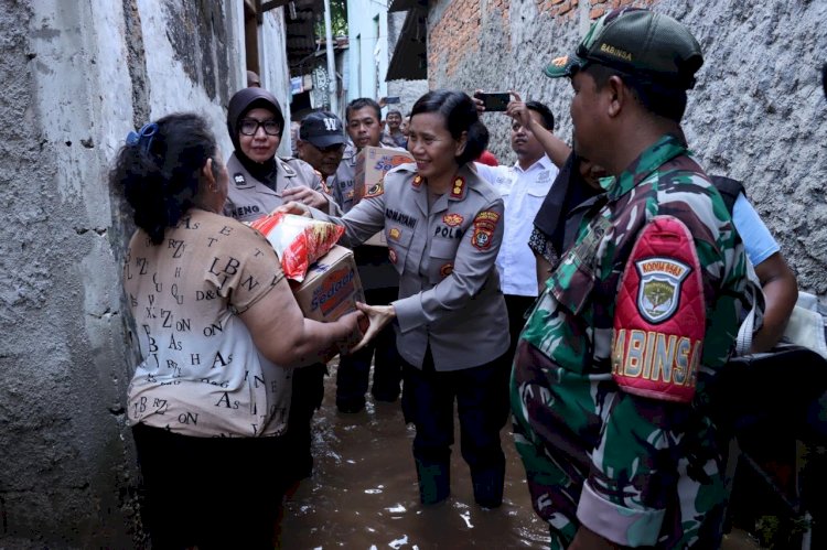 Polwan Bantu Warga Terdampak Banjir di Kebon Jeruk, Bagikan Sembako dan Layanan Kesehatan