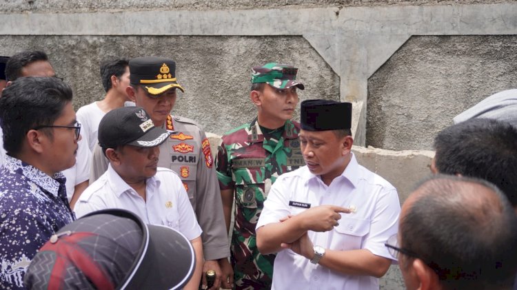 Dandim 0508/Depok, Kapolres Metro Depok Dampingi Wali Kota Tinjau Lokasi Banjir di Kelurahan Kalimulya