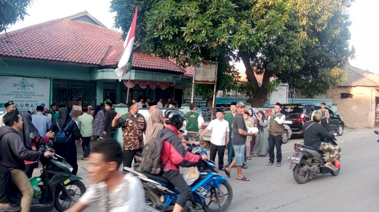 PCNU Jakarta Barat Berbagi Takjil Untuk Warga Korban Banjir
