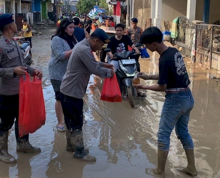 Brimob Polda Metro Jaya Bagikan Takjil untuk Warga Terdampak Banjir di Pondok Gede Permai, Bekasi