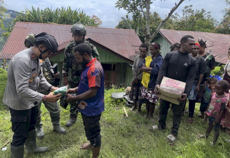 Satgas Ops Damai Cartenz-2025 Salurkan Bantuan Sembako Untuk Warga Kiwirok Bentuk Perhatian dan Kepedulian Terhadap Warga, Satgas Ops Damai Cartenz-2025 Salurkan Bantuan Sembako