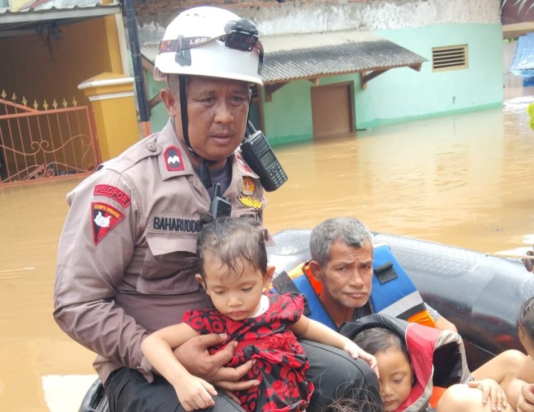 Tim SAR Korbrimob Polri Gerak Cepat Evakuasi Korban Banjir di Jakarta Timur