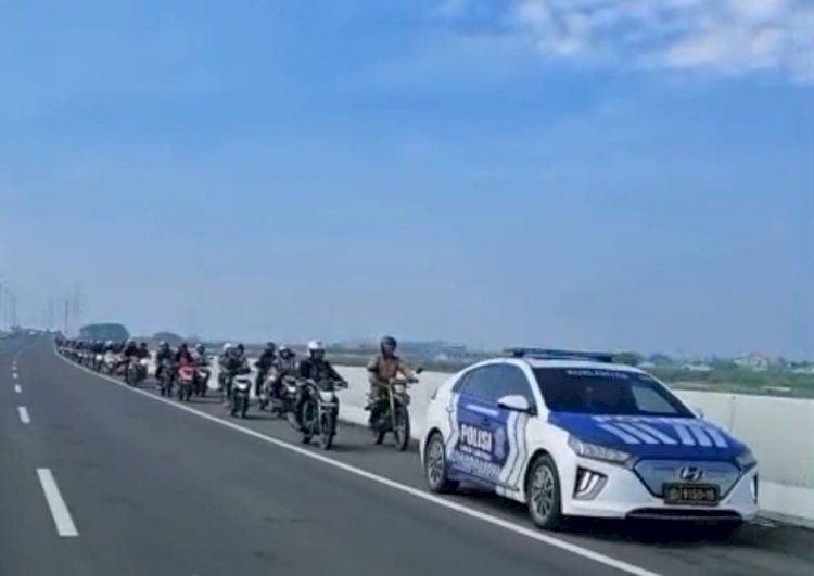 Banjir Besar di Bekasi, Polri Kawal dan Ijinkan Pengendara Motor Melintas di Jalan Tol Mendapat Apresiasi Masyarakat Luas