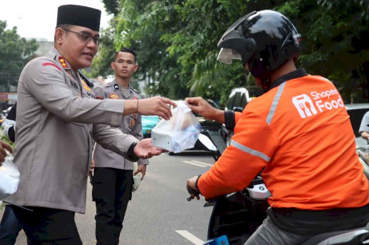 Wakapolres Metro Jaksel dan PJU Bagikan Takjil Kepada Pengendara Melintas
