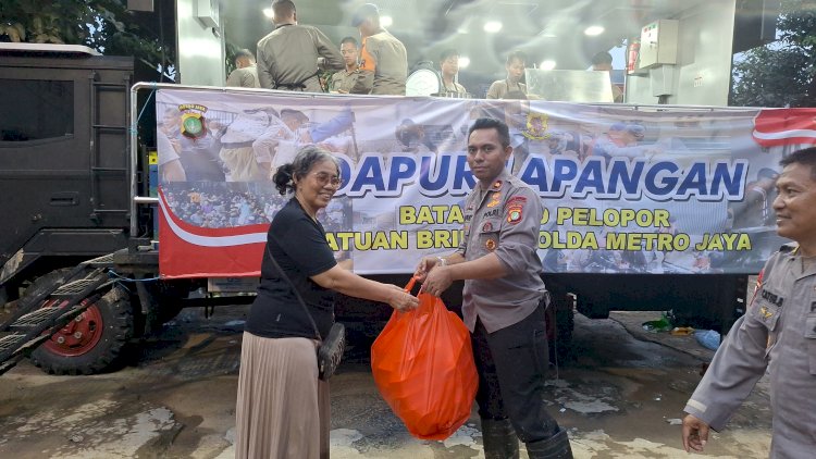Bantu Warga Terdampak Banjir, Brimob Metro Jaya Gelar Dapur Lapangan di Pondok Gede Permai