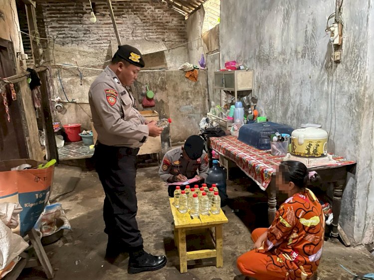 Polres Pekalongan Menggerebek Dua Rumah, Didapati 26 Botol Miras Jenis Ciu