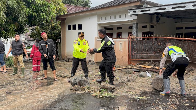 Banjir dan Longsor Terjang Sukabumi, Tim Gabungan Berjibaku Lakukan Evakuasi
