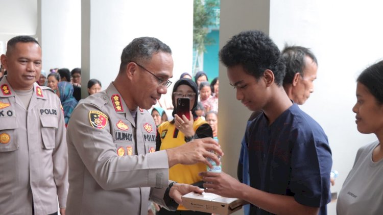 Kapolres dan Polwan Polres Jaktim Bagikan Takjil dan Makanan Gratis untuk Warga Terdampak Banjir