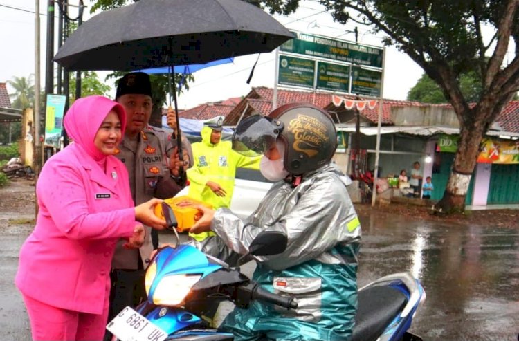 Jelang Berbuka Puasa, Kapolres dan Jajaran Bagikan Ratusan Takjil Kepada Masyarakat