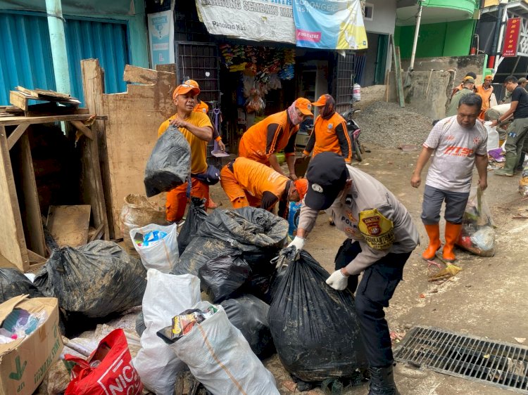 Bhabinkamtibmas Bidaracina Bersama Tiga Pilar Laksanakan Kerja Bakti Pasca Banjir di Tanjung Lengkong