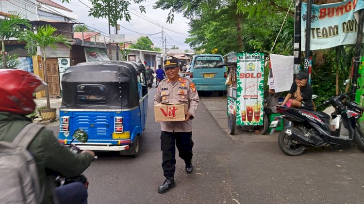 Polsek Matraman Bagikan 100 Takjil Ramadan untuk Warga Palmeriam