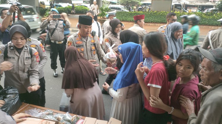 Kapolres Metro Jakpus Berbagi 200 Takjil dan 200 Minuman Untuk Warga Tanah Abang