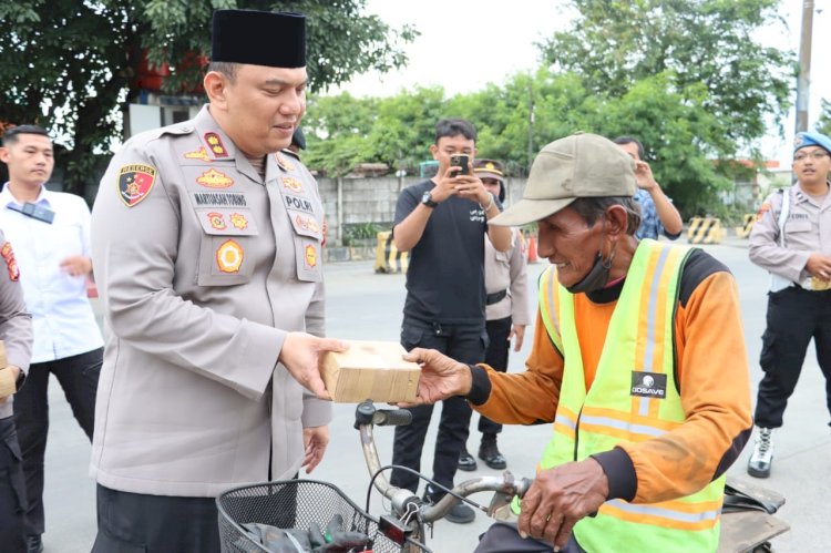 Kapolres Pelabuhan Tanjung Priok, Bagi Takjil dan Beri Himbauan Kamtibmas