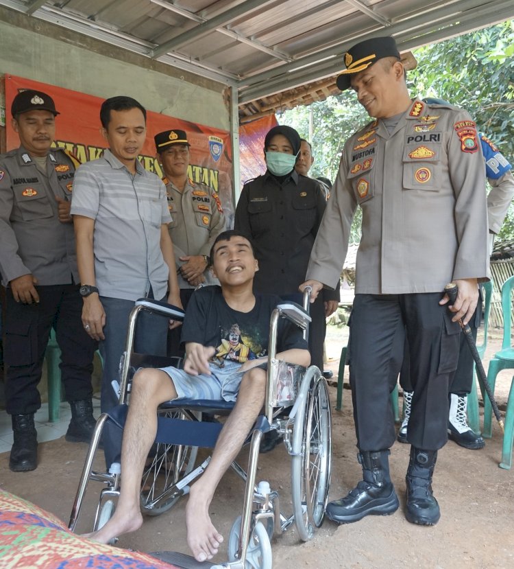 Kapolres Metro Bekasi Gelar Bakti Kesehatan, Serahkan Kursi Roda untuk Warga Penyandang Disabilitas di Serangbaru
