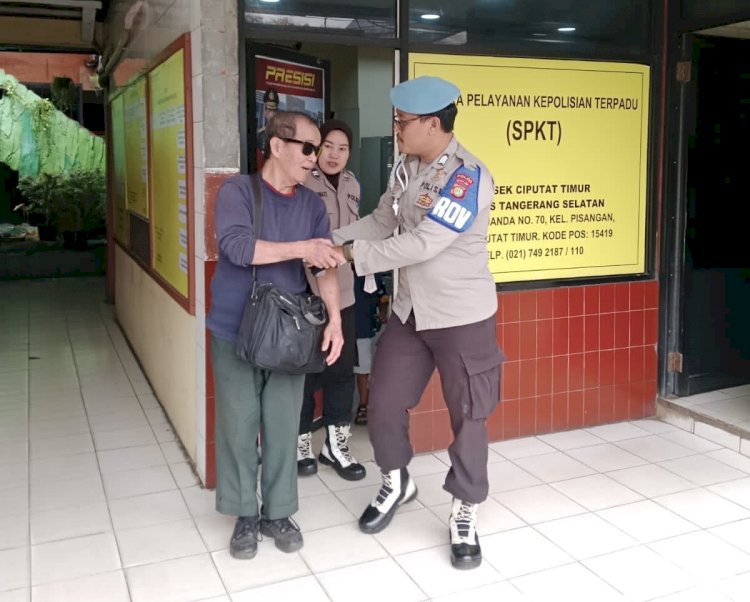 Unit Propam Polsek Ciputat Timur Berikan Pelayanan Prima kepada Tuna Netra Saat Membuat Laporan