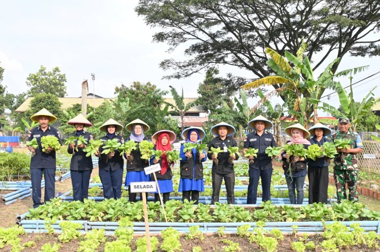Lanud Husein Sastranegara dan Masyarakat Panen Sayur Mayur