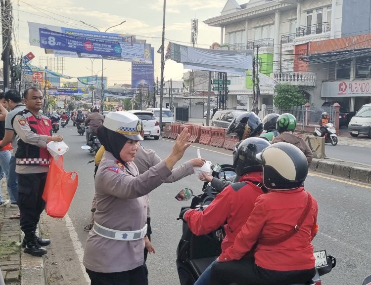 Polsek Ciputat Timur Bagikan Takjil ke Pengendara dan Warga di Jalanan