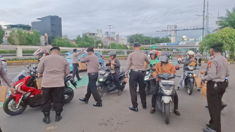 Bagi-bagi Takjil, Polisi Ditpamobvit PMJ Gelar Buka Puasa Bareng Warga di Depan DPR