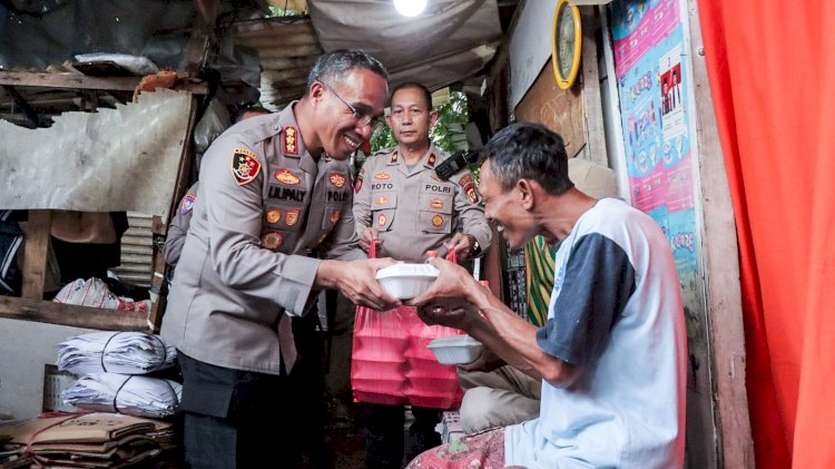 Bakti Sosial Kapolres Metro Jaktim, Bagikan 300 Paket Nasi Box untuk Warga di Wilayah Slum Area
