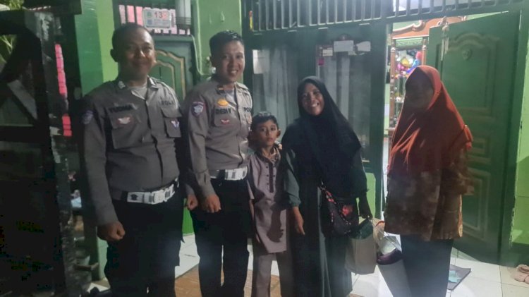 Anggota Lantas Polsek Ciputat Timur Bantu Ibu dan Anak yang Kehabisan Tiket Bus