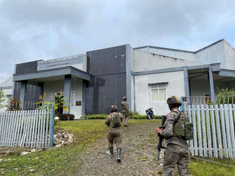 Satgas Ops Damai Cartenz-2025 Amankan Ibadah Minggu di Gereja Bethel Indonesia