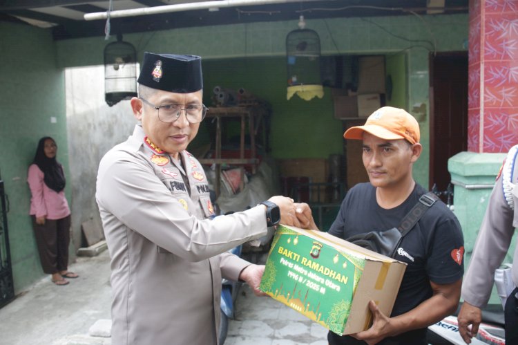 Kapolres Metro Jakarta Utara Gelar Bakti Sosial, Bagikan Sembako untuk Warga Rawa Badak Utara dan Sosialisasi Hotline 110