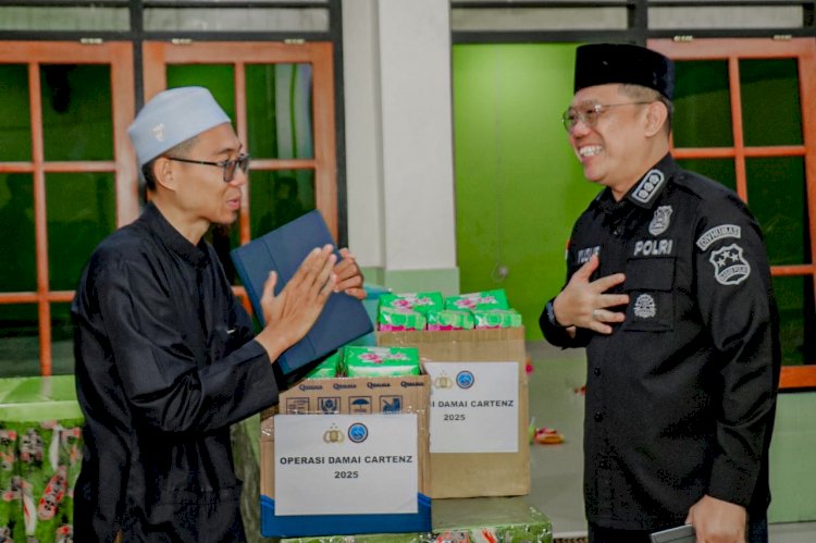 Berkah Ramadhan: Kasatgas Humas Ops Damai Cartenz-2025 Bagikan Takjil di Masjid Fajrul Islam Jayapura