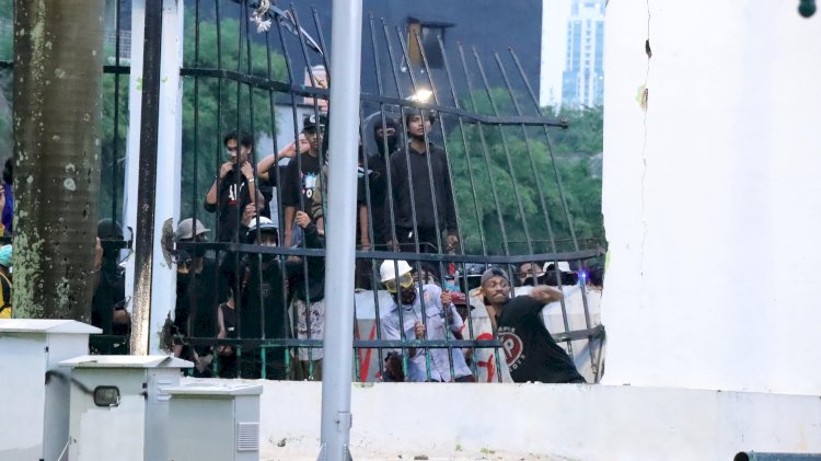 4 Polisi Luka Bakar Sebelum Pembubaran Massa Aksi di DPR RI