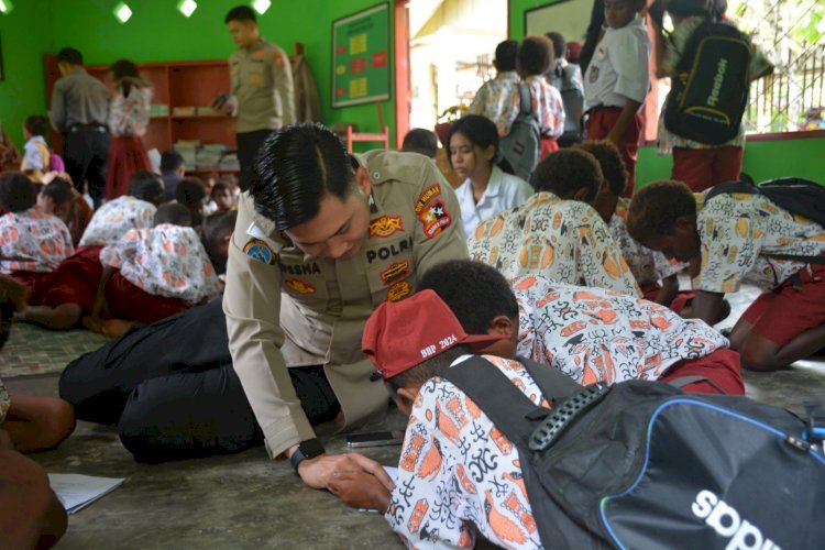 Satgas Ops Damai Cartenz Ajak Anak-anak Belajar dan Bermain di Rumah Pintar