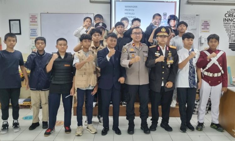 Kapolsek Ciputat Timur Jadi Narasumber di SMP Pembangunan Jaya, Motivasi Siswa Jadi Generasi Emas 2045