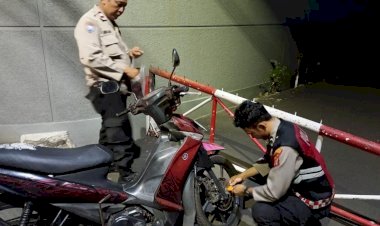 Lindungi Sepeda Motor Warga, Polsek Grogol Petamburan Gembok Belasan Motor Di Sejumlah Wilayah