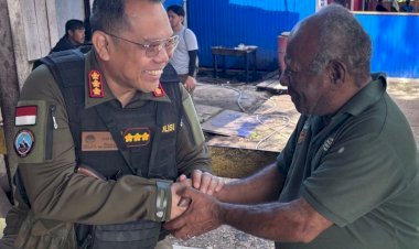 Perkuat Sinergi, Kasatgas Humas Ops Damai Cartenz Silaturahmi dengan Ketua Dewan Adat Pegunungan Bintang