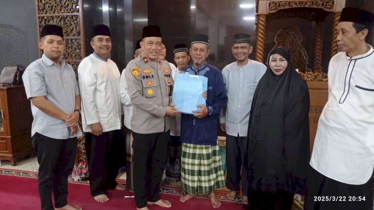 Kapolsek Cipayung Tarawih Bersama 3 Pilar, Ajak Warga Jaga Keamanan di Bulan Ramadan
