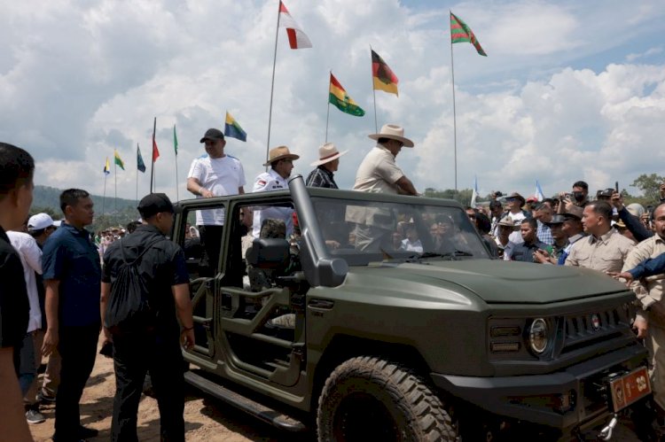 Prabowo Kenalkan Rantis Maung di Tanah Minang